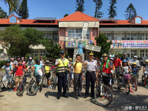 學甲分局長鄭榮崑親自督導警力支援偏遠迷你的錦湖國小舉辦騎腳踏車踏勘社區活動。（記者邱仁武／攝）