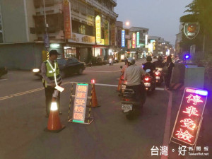 太平警方取締改裝機車。林重鎣攝