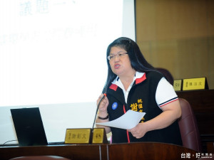 桃園市議員謝彰文質疑中央棄守食品安全，呼籲桃園市政府要嚴格把關確保市民吃的安全。