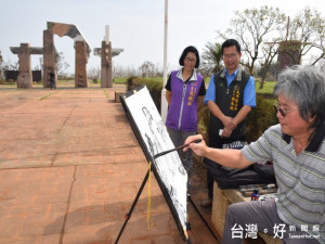 桃園市楊梅區快速寫生畫家游善富六日受大甲、大安區長邀請，在鐵砧山

太陽之門及名鎮瀾宮作畫，因落筆快、主點清晰，顯示藝術家創作風範，

吸引民眾圍觀。（記者陳榮昌攝）