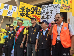 不滿彰縣府回應，台化員工一度於縣府前廣場爆發推擠衝突。（圖／翻攝自《我們的島》臉書粉絲頁）