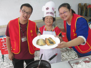 ▲宋阿嬤穿上總舖師的服裝，現場烹煮虱目魚料理。（圖／記者許凱涵攝）