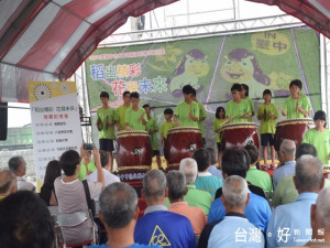 大甲區農會七日舉辦花博特色動物之一「馬」彩繪稻田啟用儀式，德化

國小大鼓隊表演揭開序幕場面熱鬧。（記者陳榮昌攝）
