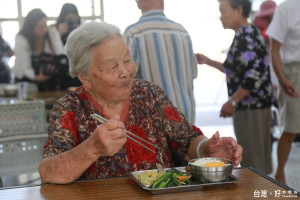 鹿港天后宮捐助洋厝社區　讓獨居老人送餐免斷炊