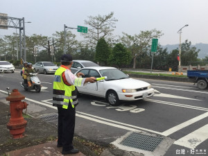 國慶連續假期中，東勢警分局執行重點道路交通疏導，也籲請民眾配合員警的指揮、疏導。（記者黃玉鼎攝）