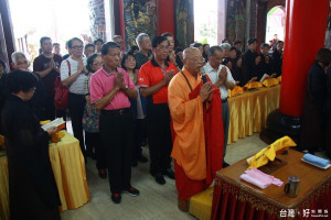 慧龍法師引領信眾開香祈福。（記者扶小萍攝）