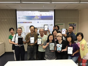 ▲高雄市立圖書館邀請約250位50歲以上的市民朋友實際操作體驗數位閱讀的樂趣。（圖／記者許凱涵攝）