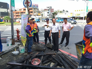 議員王錦德、頂安里長吳勝智與布袋里長姜吉成，會勘中發現北安路側溝多處堆積許多廢棄物，阻擋排水影響水流。