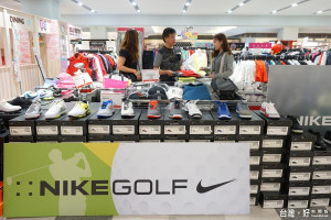 NIKE GOLF快閃櫃即日起至十二月三十一日進駐南紡購物中心三樓，推出眾多南部獨家折扣商品。