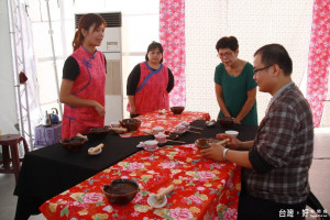 南投茶博有客家擂茶製作體驗。（記者扶小萍攝）