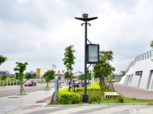 桃園市桃園區的風禾公園試辦全台第一座外型與功能兼備的智慧路燈