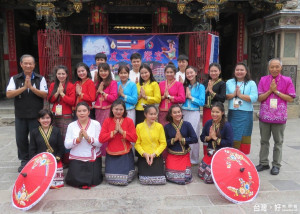 泰北華裔優秀青年參訪團共有老師、學生計20人，在廟前與代表朝天

宮董事會接待的董事蘇榮泉合影留念。（記者蘇榮泉攝）