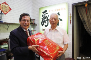 義務掃筍寮步道 涂市長訪黃煙伯致謝