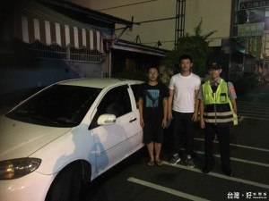 雙十連假深夜車拋錨 熱心警推車助解危