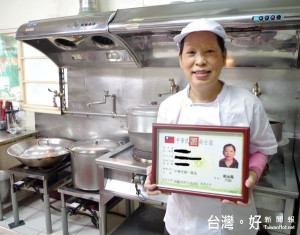 年近60的劉金鳳勇敢跨越年齡障礙，職訓後順利考取中餐丙級技術士，穩定就業於幼兒園廚房，貢獻所長且減輕家計。（記者陳昭宗拍攝）
