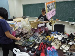 南開科大福祉系同學整理舊鞋寄往非洲。