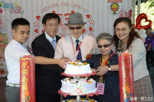 林縣長與來自埔里鎮的白金鑽婚代表林貴山、林瓊鑾夫婦，一同點喜燭、切蛋糕，見證他們70年珍貴情感。