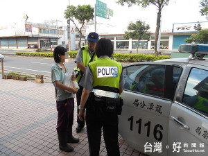 失智女子深夜外出迷途，龍潭熱心警員協查身分助返家。
