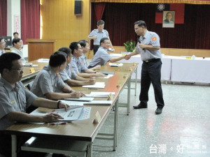 台南市警察局長黃宗仁參與學甲分局家族日，與每位與會員警握手勉勵，表現親和力。（記者邱仁武／攝）