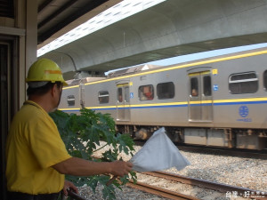 台中鐵路高架化通車後，山線潭子街平交道看柵工手舉白旗揮舞的身影，將成為民眾的回憶。（記者黃玉鼎攝）