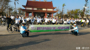 台南市長賴清德領騎市政府首長自行車日～將軍溪畔悠活輕騎活動。（記者邱仁武／攝）