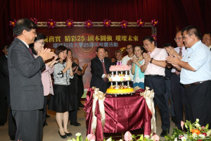慶祝大會由創辦人許文志博士切蛋糕及一起高唱生日快樂，邁向感恩惜福的祥和社會。（記者蘇榮泉攝）