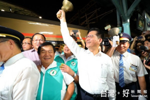 台中市長林佳龍跟台中站長葉仁和一起搖鈴，10月15日晚上8點55分發出最後一班北上自強號列車。