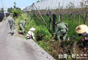 地方駐軍部隊官兵也參加清圳活動，和居民一起清理白冷圳中的淤積。（記者黃玉鼎攝）