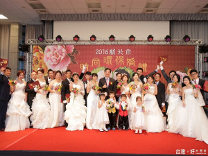 局長劉和然親自為10對響應「時尚環保婚禮」的新人證婚祝福。（圖／記者黃村杉攝）