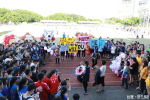 中原大學校慶暨校友日，校友在體育場上演快閃求婚活動。