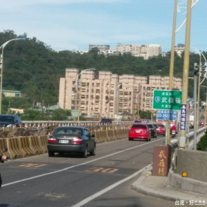 圖:大溪主要對外交通武嶺橋將進行預力梁吊梁作業，公路總局復興工務段表示將暫時封閉，請駕駛注意。(記者陳寶印／攝)