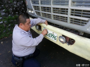 吳姓砂石車駕駛涉嫌以壓克力偽造原車牌號碼懸掛使用，被員警攔檢查獲移送法辦。（圖／記者黃玉鼎翻攝）