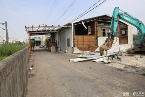 仁德段在102年都市計畫已經先通過，今天開始先拆2戶，陸續將會完成拆除這14間。