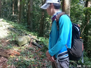 江姓男子下山時順手把一塊林木裝進背包裡揹下山，被警方查獲移送法辦。（圖／保七總隊第五大隊提供）