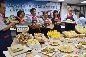 各界來賓為黃金廊道栽培農產及佳餚行銷。（記者郭春輝攝）