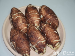 贏得幸福點心創意第二名的阿聰師新產品「小芋仔糕餅」，阿聰師為感謝

消費者長期的支持，在十月間舉辦買小芋仔糕餅一盒送一盒大放送活動。

（記者陳榮昌攝）