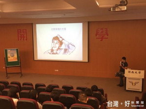 蔡汶成在開南大學與大家分享【社群媒體時代的麵包屑商機】。 