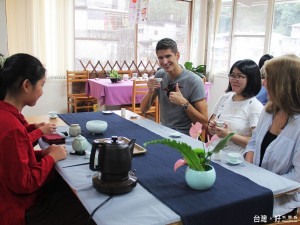 國際交換學生前來體驗茶文化，品味茶藝生活美學，將臺灣的茶文化推廣到全世界。（圖／記者黃村杉攝）