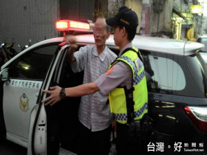 太平警方自迷路老翁身上罰單找到家。林重鎣攝