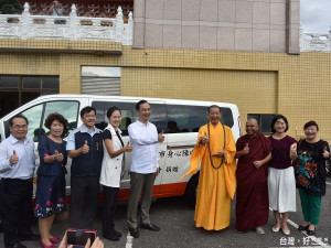 樹林千霞山海明寺捐贈新北市政府1輛復康巴士，市長朱立倫出席受贈儀式。（圖／記者黃村杉攝）