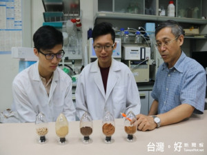 弘光科技大學生物科技系教授喬長誠十多年的研究，以微生物培養樟芝菌

絲體，運用獨門萃取的特殊醣蛋白成分「安綽醣」，刻已取得專利技術及上市。（記者陳榮昌攝）