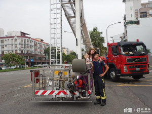 告別國防轉消防 鍾情女友結為妻