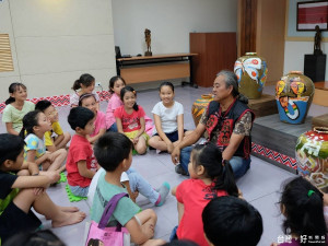 新莊西盛分館原住民學習教室邀排灣族藝術家勒戈崖（馮志正），帶領小朋友認識原民文化的故事之美。（圖／記者黃村杉攝）