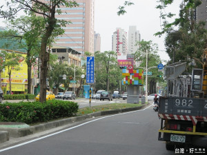 ▲中華四路（新田路至新光路間）即日起快車道禁止右轉。（圖／高雄市政府交通局提供）