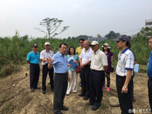 台水公司在石岡區新岡尾段要興建，工程用地農民陳情希望等種植的茂谷柑收成後再施工，台水董事長郭俊銘前自前往實勘。