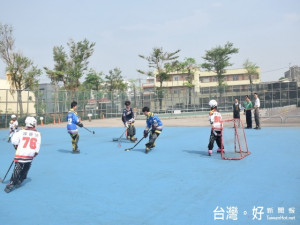 市議員吳敏濟爭取四百餘萬元經費，在大甲體育場開闢台中市第一座公立

直排輪曲棍球標準場地。二十日一群球員在現場切磋排輪曲棍球技術，預

料屆後將有所發展。（記者陳榮昌攝）