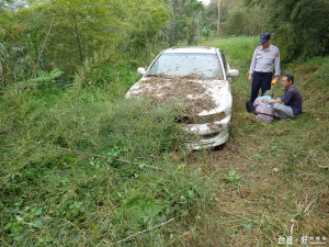 古坑草嶺偏僻荒野產道發現男子在車內燒炭自殺死亡數月已成乾屍。（記者簡勇鵬翻攝）