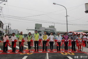 麻豆轉運站東北隅聯外道路落成啟用通車典禮，由副市長顏純左（中）主持正式落成啟用。