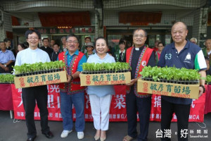 嘉義縣觀光協會致贈88災區高冷無毒芥菜、高麗菜苗，希望災區居民重啟信心和希望