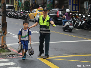 秀峰里長蘇樹木堅持在最危險的學校交通路口從事導護工作，熱心服務深獲各界肯定。（圖／記者黃村杉攝）